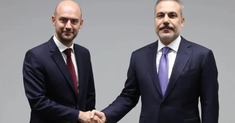 Türkiyə və Fransa XİN başçıları müzakirə apardılar Türkiyə və Fransa XİN başçıları müzakirə apardılar