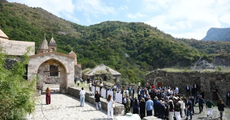 Diplomatlar Kəlbəcərdə Xudavəng monastır kompleksini ziyarət etdilər – FOTOLAR Diplomatlar Kəlbəcərdə Xudavəng monastır kompleksini ziyarət etdilər – FOTOLAR