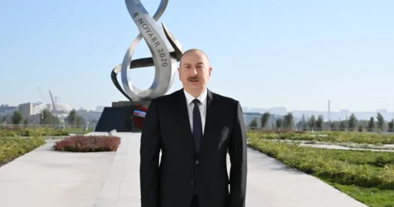 Prezident və birinci xanım Bakıdakı Zəfər parkında olub Prezident və birinci xanım Bakıdakı Zəfər parkında olub