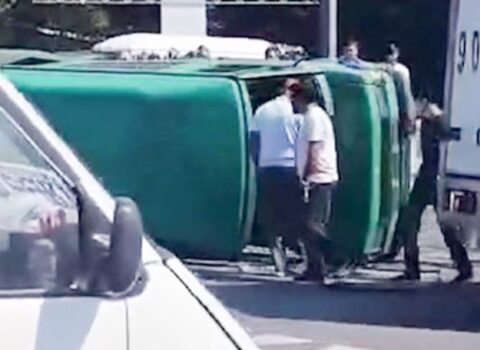 Avtomobillə toqquşan avtobus aşdı: yaralılar var – VİDEO