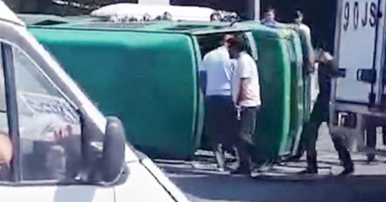 Avtomobillə toqquşan avtobus aşdı: yaralılar var – VİDEO