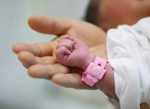 Yeni doğulan qızı 15 bıçaq zərbəsi ilə öldürdülər – Bir ailə HAKİM QARŞISINDA