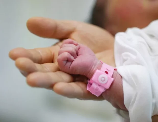 Yeni doğulan qızı 15 bıçaq zərbəsi ilə öldürdülər – Bir ailə HAKİM QARŞISINDA
