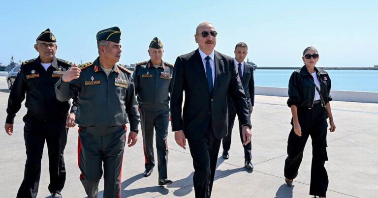 İlham Əliyev və Mehriban Əliyeva Hərbi Dəniz Qüvvələrində – FOTOLAR / VİDEO İlham Əliyev və Mehriban Əliyeva Hərbi Dəniz Qüvvələrində – FOTOLAR / VİDEO