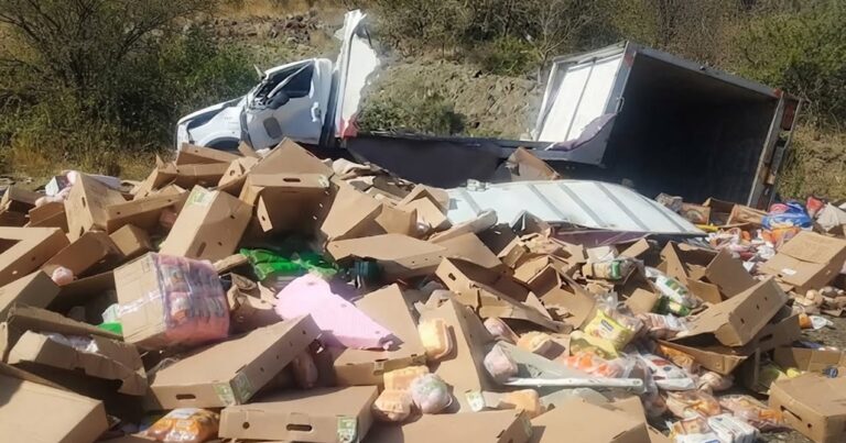 Yük maşını aşdı, toyuqlar yola dağıldı – VİDEO