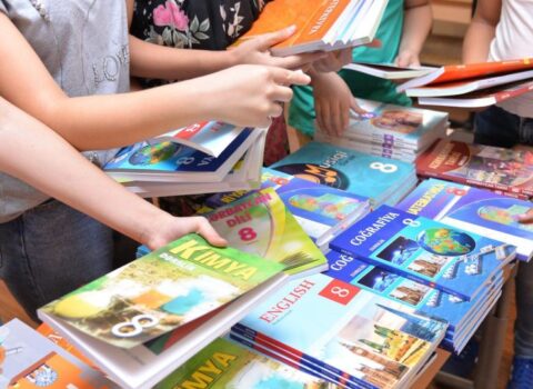 Dərslik bəs etmir? – Məktəblərdə əlavə kitab və iş dəftərləri ilə bağlı narazılıq artır
