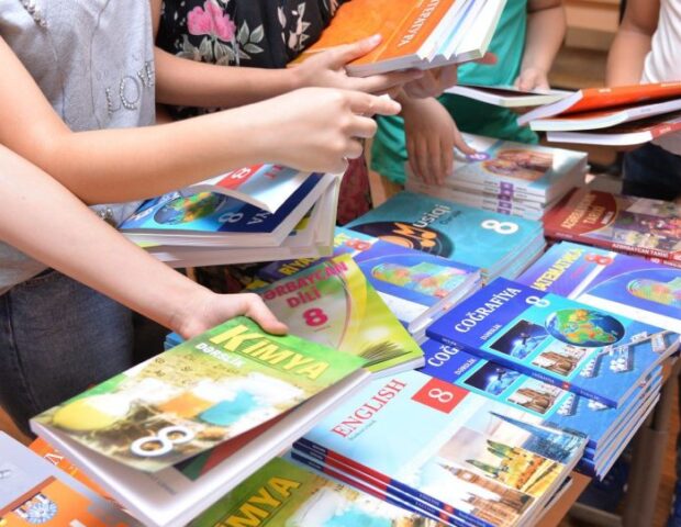 Dərslik bəs etmir? – Məktəblərdə əlavə kitab və iş dəftərləri ilə bağlı narazılıq artır