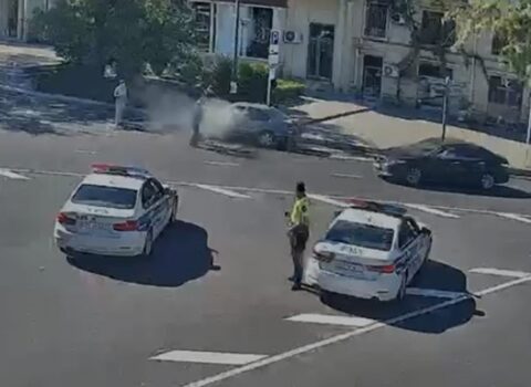 Yol polisi yanan avtomobili belə söndürdü – VİDEO