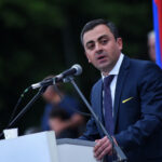 İşxan Saqatelyan: “Paşinyan Rusiya hərbi bazasını türk bazası ilə əvəz edəcək”