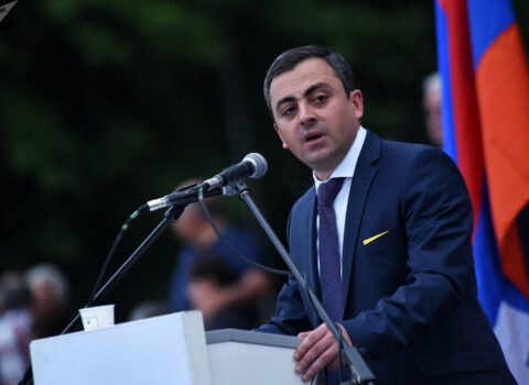 İşxan Saqatelyan: “Paşinyan Rusiya hərbi bazasını türk bazası ilə əvəz edəcək”