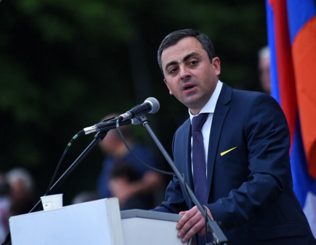 İşxan Saqatelyan: “Paşinyan Rusiya hərbi bazasını türk bazası ilə əvəz edəcək”