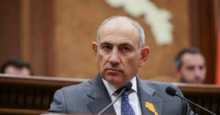 Paşinyan Rusiya rəsmisindən hədiyyə aldı