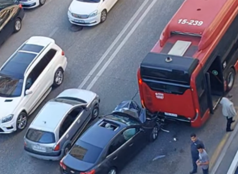 Yasamalda maşın sərnişin avtobusuna çırpıldı – Fotolar