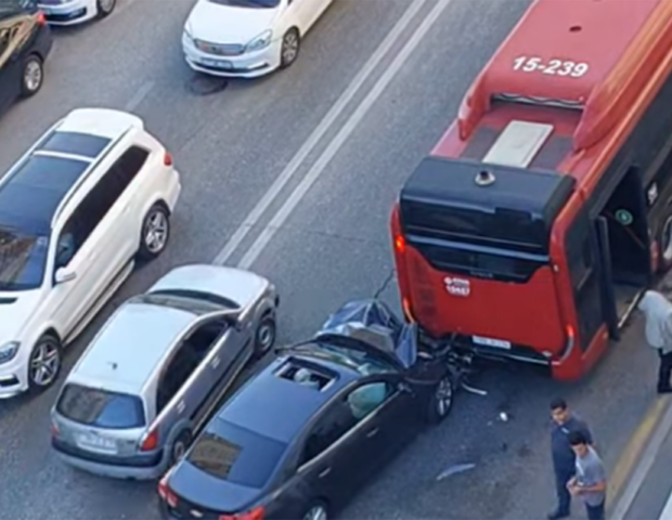 Yasamalda maşın sərnişin avtobusuna çırpıldı – Fotolar