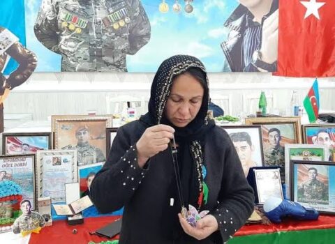 Şəhid anası Şuşadakı xoşagəlməz hallara etiraz etdi: “Bu, insanlığa sığmır”
