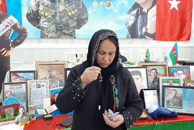 Şəhid anası Şuşadakı xoşagəlməz hallara etiraz etdi: “Bu, insanlığa sığmır”