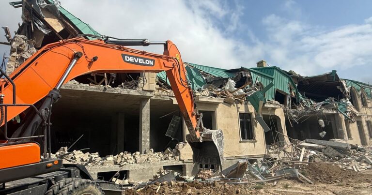 Buzovnada 3 qanunsuz tikintinin qarşısı alınıb: Söküntü işləri aparılır – FOTO/VİDEO