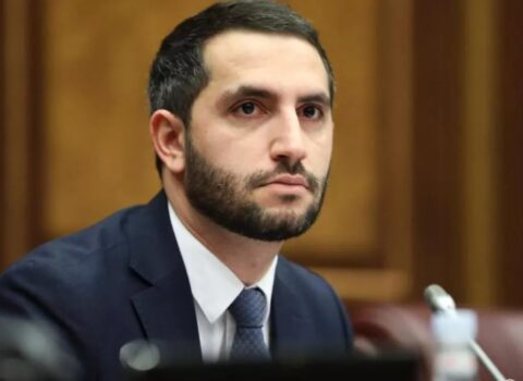 Paşinyanın silahdaşı: Rusiya telekanalı Ermənistanı “gəzəyən” qadınla müqayisə etdi