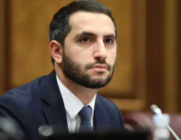 Paşinyanın silahdaşı: Rusiya telekanalı Ermənistanı “gəzəyən” qadınla müqayisə etdi