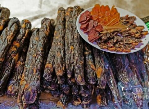 At əti təqdim edən restorana qarşı etirazlar başladı