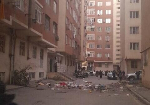 Şüşə balkon qırıldı, qadının başına düşdü – Video