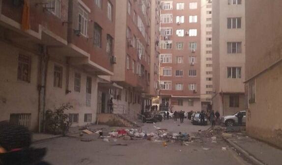 Şüşə balkon qırıldı, qadının başına düşdü – Video