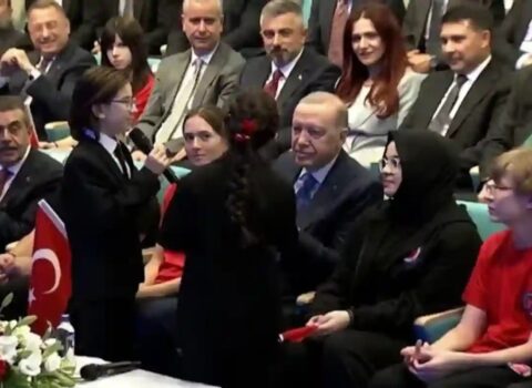 Ərdoğan şagirdlərlə bərabər türkü oxudu – Video