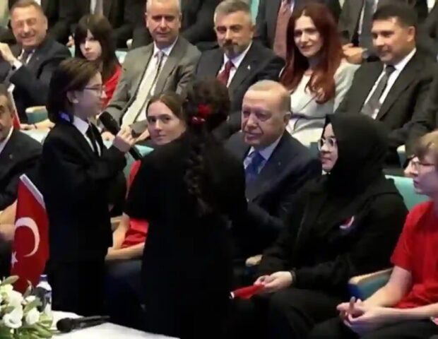 Ərdoğan şagirdlərlə bərabər türkü oxudu – Video
