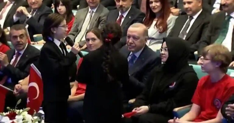 Ərdoğan şagirdlərlə bərabər türkü oxudu – Video