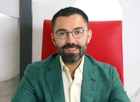 Kosmetoloq göz rəngini dəyişdirdi, fəsad yarandı – FOTO