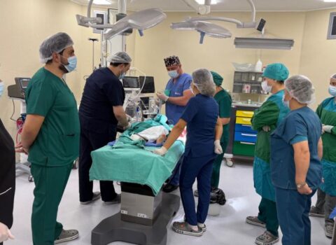 3 yaşlı uşağın ət maşınında ağır yaralanan əli 8 saatlıq əməliyyatla bərpa edilib – FOTO
