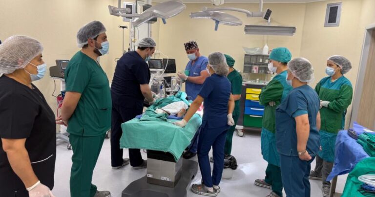 3 yaşlı uşağın ət maşınında ağır yaralanan əli 8 saatlıq əməliyyatla bərpa edilib – FOTO