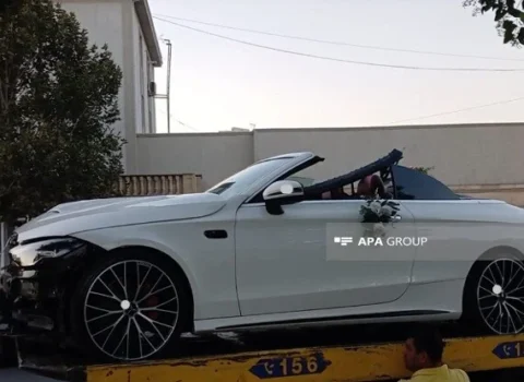 Gəlin maşını işıq dirəyinə çırpıldı – Foto