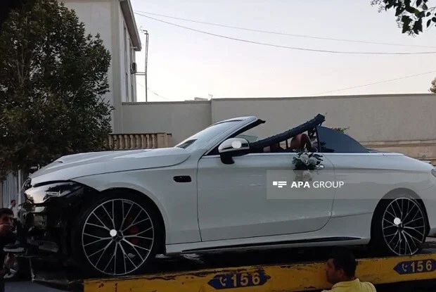 Gəlin maşını işıq dirəyinə çırpıldı – Foto