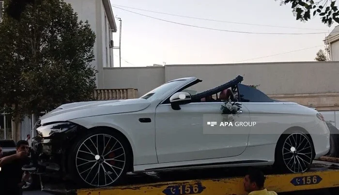 Gəlin maşını işıq dirəyinə çırpıldı – Foto