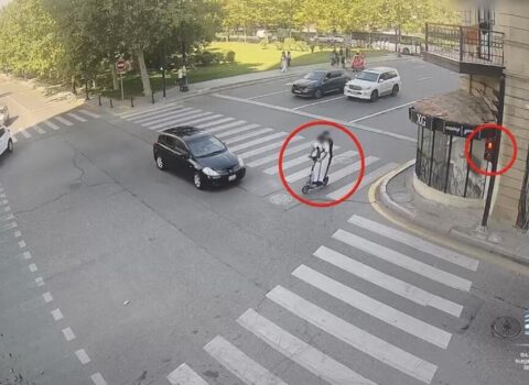 Bakıda skuter avtomobillə toqquşdu – Anbaan video