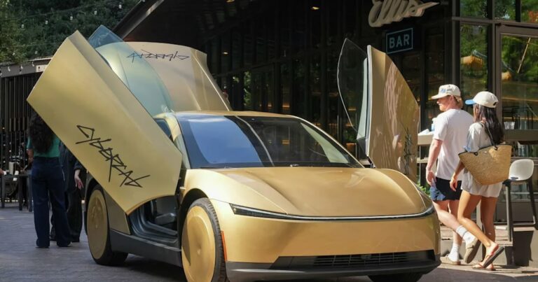 Tesla Teksasda sükansız və pedalsız “Cybercab” taksilərini yollara buraxdı – FOTO