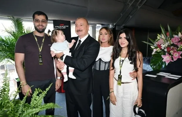 Formula 1-də Prezident və xanımı ilə şəkil çəkdirən ailə kimdir? – VİDEO