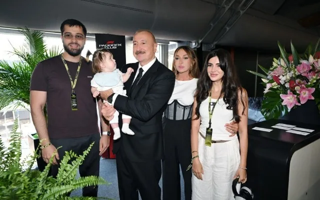 Formula 1-də Prezident və xanımı ilə şəkil çəkdirən ailə kimdir? – VİDEO