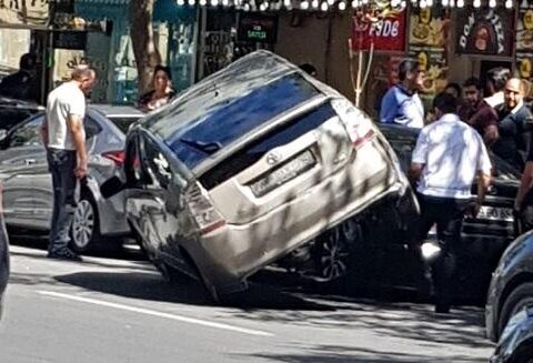 Bakıda “Prius” piyadanı vurdu, sürücü öldü