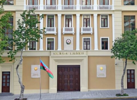 Nazirlər Kabineti şagirdlərin geyim formasını təsdiqlədi