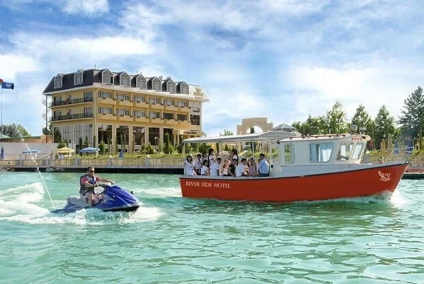 “Aptek Bəxtiyar”ın nəvəsinin kateri otelin restoranına çırpıldı