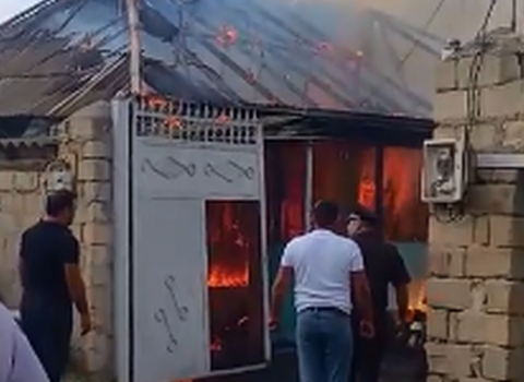 Yevlaxda üçotaqlı ev yandı