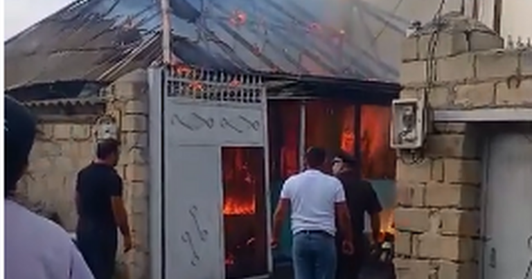 Yevlaxda üçotaqlı ev yandı