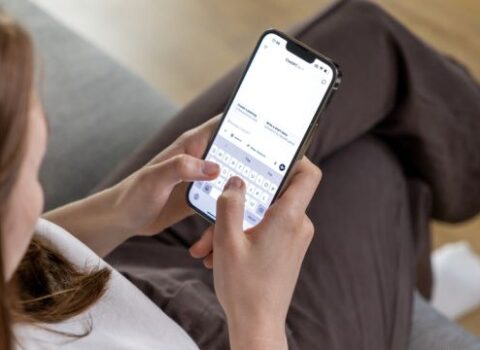 Kişi sevgilisini “WhatsApp”da başqa oğlanla yazışdığına görə döydü