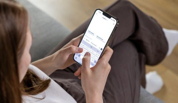 Kişi sevgilisini “WhatsApp”da başqa oğlanla yazışdığına görə döydü