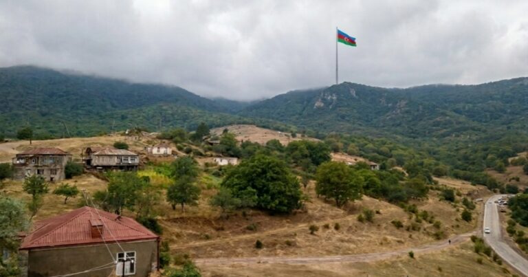 Bu kəndin də yarısı Azərbaycana verilib: bayraq sancılıb – Mirzoyan