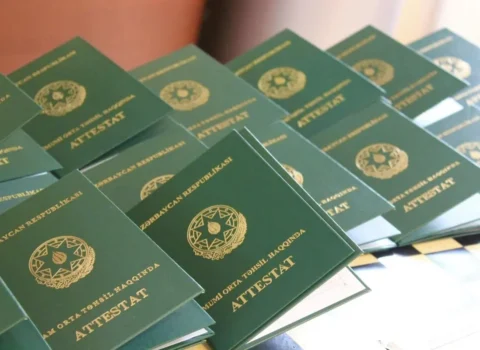 Məktəb direktoru xadimənin attestatını 500 manata satdı
