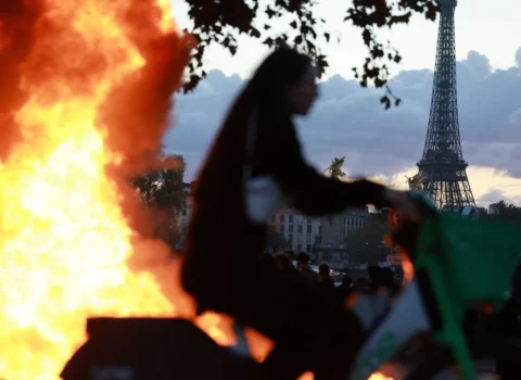 Fransada etirazlar nəzarətdən çıxdı: Paris yanır – VİDEO