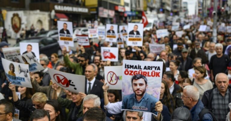 “Bəsdir, artıq nəfəs ala bilmirik” – Türkiyədə etiraz aksiyası keçirilir “Bəsdir, artıq nəfəs ala bilmirik” – Türkiyədə etiraz aksiyası keçirilir